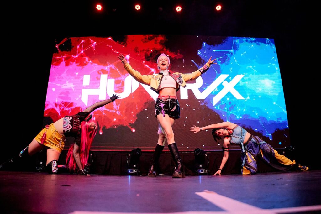 Guerreras kpop musical teatro escenario · Hey Kids Eventos