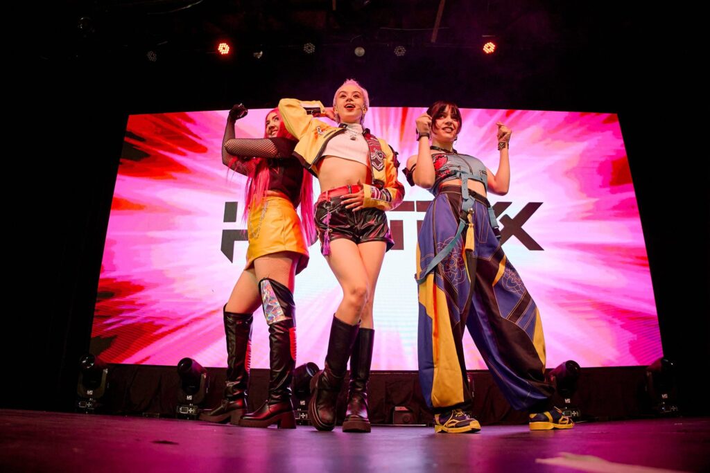 Guerreras kpop rumi mira zoey show teatro · Hey Kids Eventos